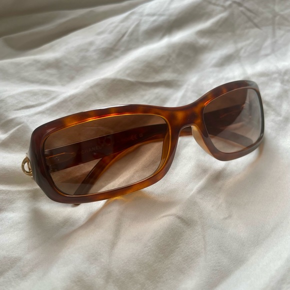 Chanel tortoise vintage sunglasses - Picture 1 of 9